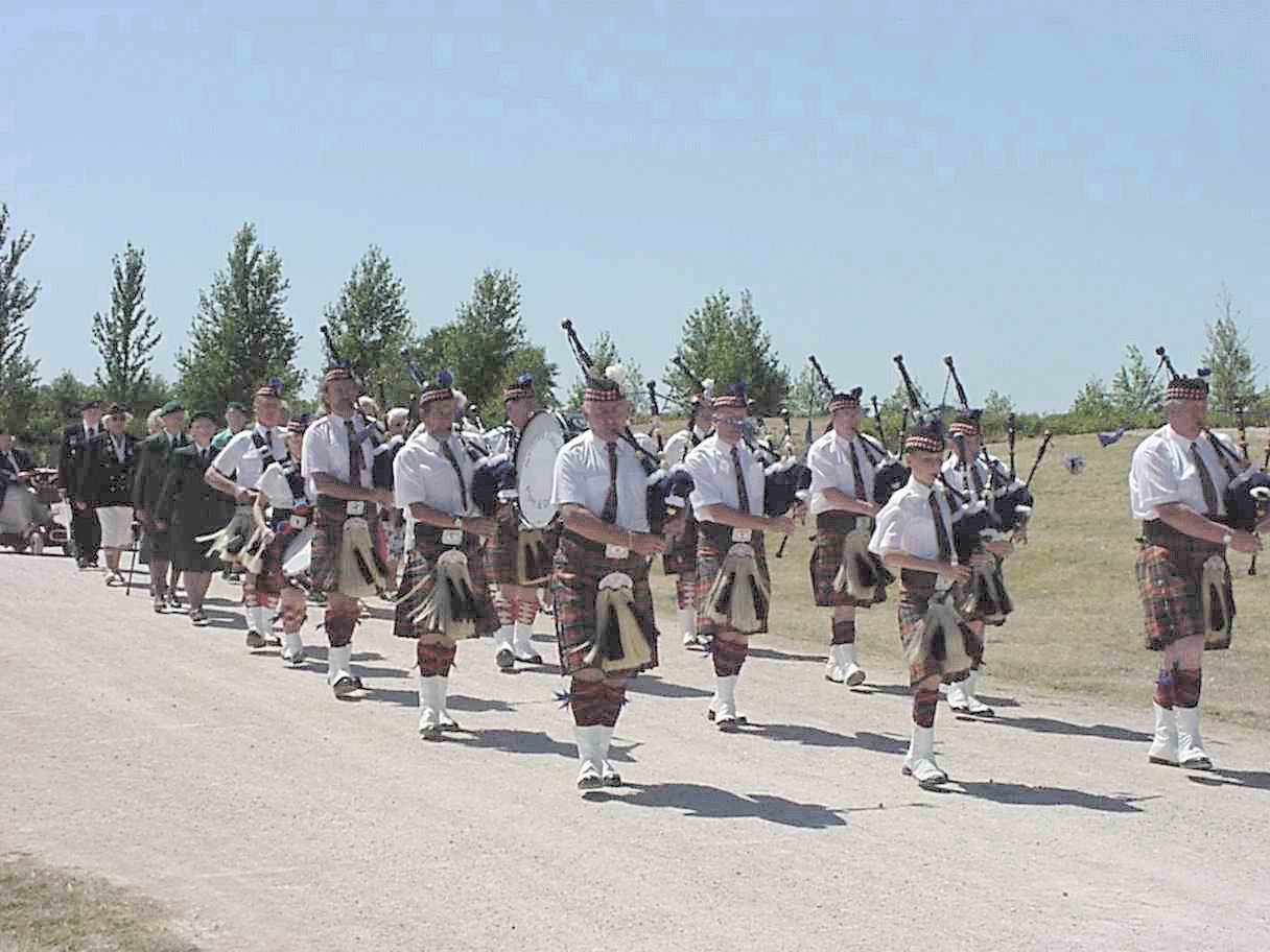 Pipers at the unveiling
